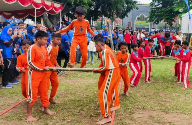 Dindikpora Brebes Kenalkan Umpak Bambu Sebagai Permainan Tradisional pada Anak di Hari Jadi ke-348